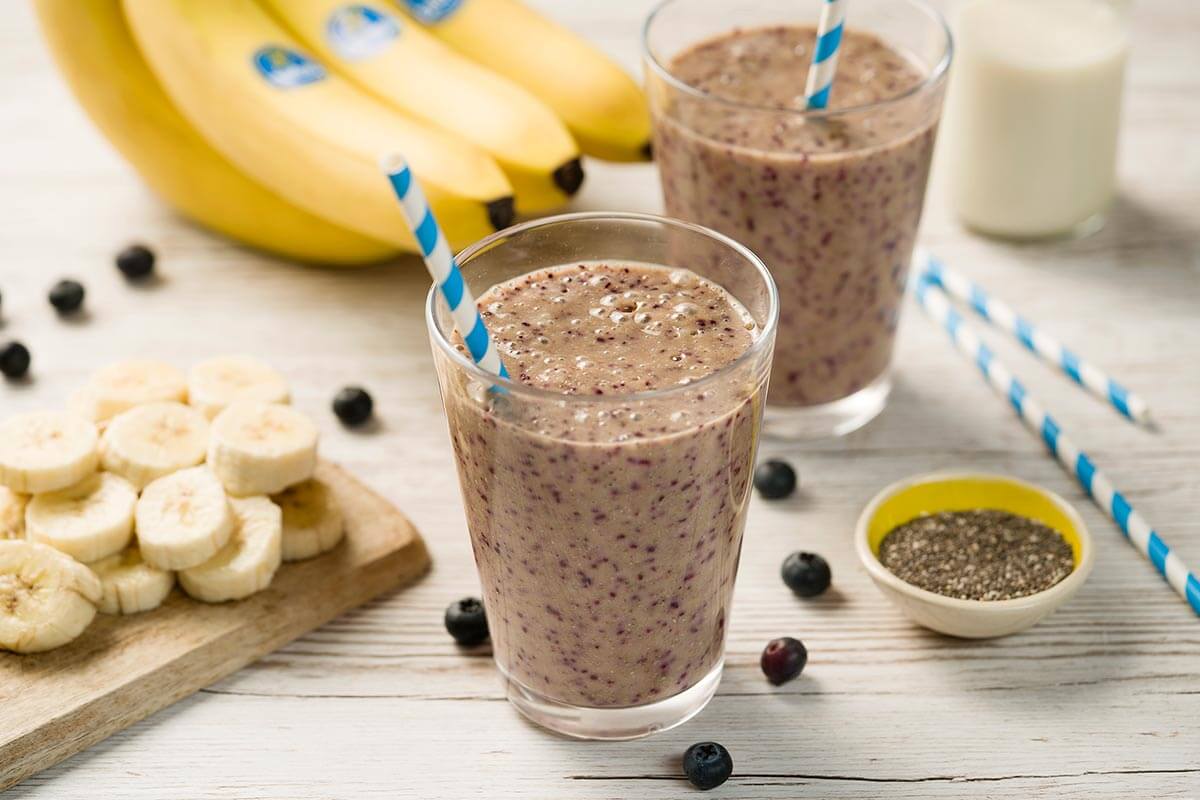 Smoothie mit Bananen, Blaubeeren und Chia