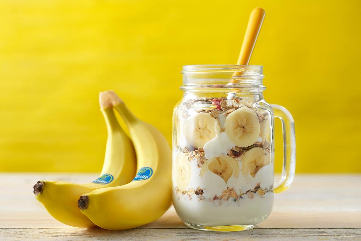 Bananen-Müsli-Frühstück im Glas