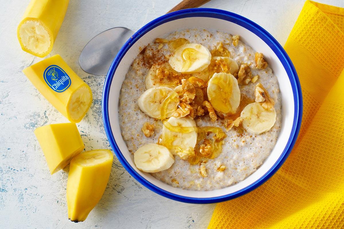 Bananen-Porridge mit Honig, Walnüssen und Zimt