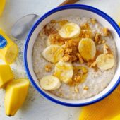 Bananen-Porridge mit Honig, Walnüssen und Zimt