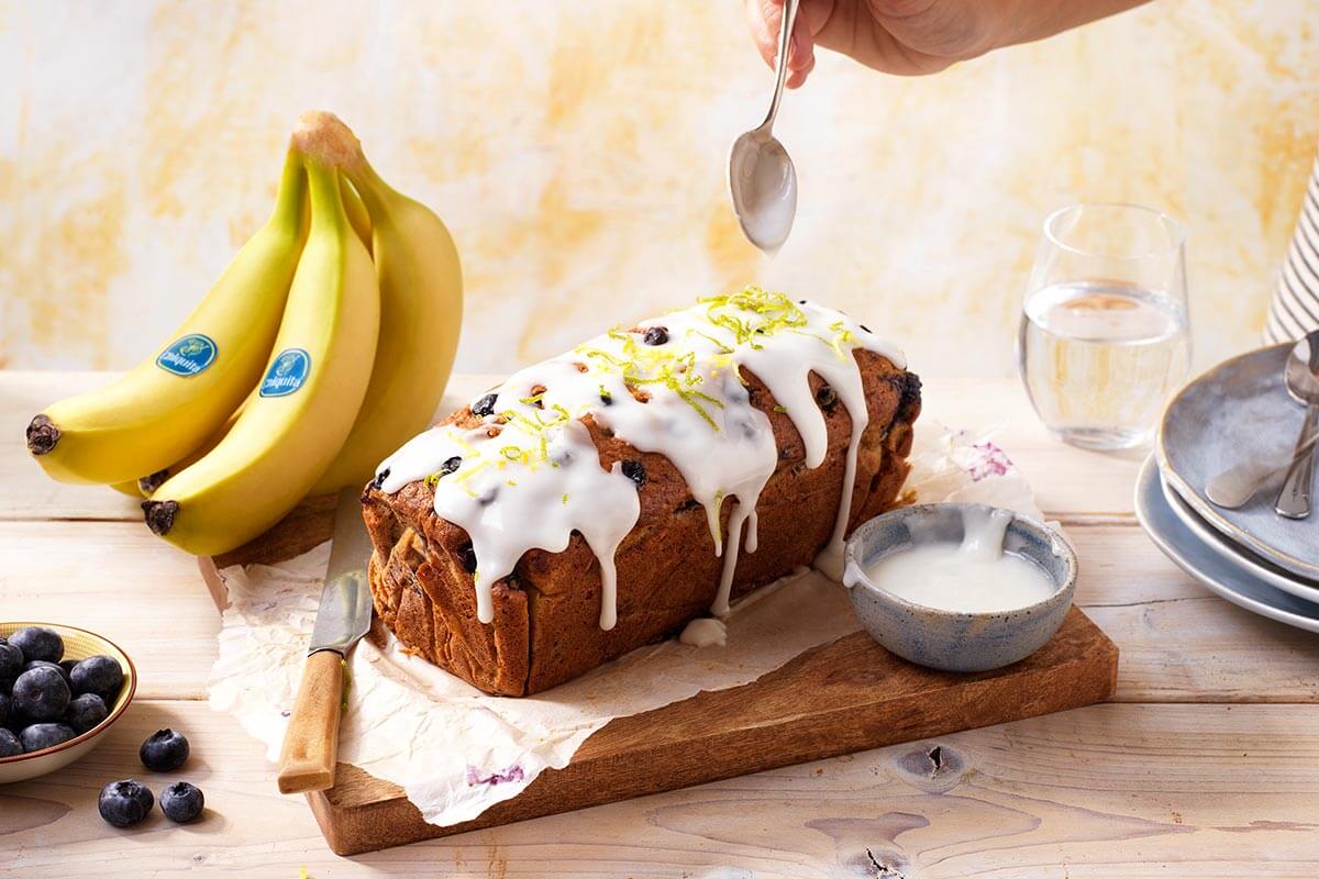 Chiquita Bananenbrot mit Blaubeeren und Zitronenglasur