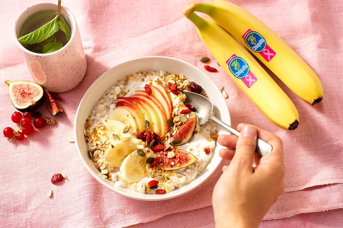 Budwig Creme mit Chiquita Bananen, Feigen, Apfel, Preiselbeeren und Leinsamen