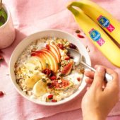 Budwig Creme mit Chiquita Bananen, Feigen, Apfel, Preiselbeeren und Leinsamen