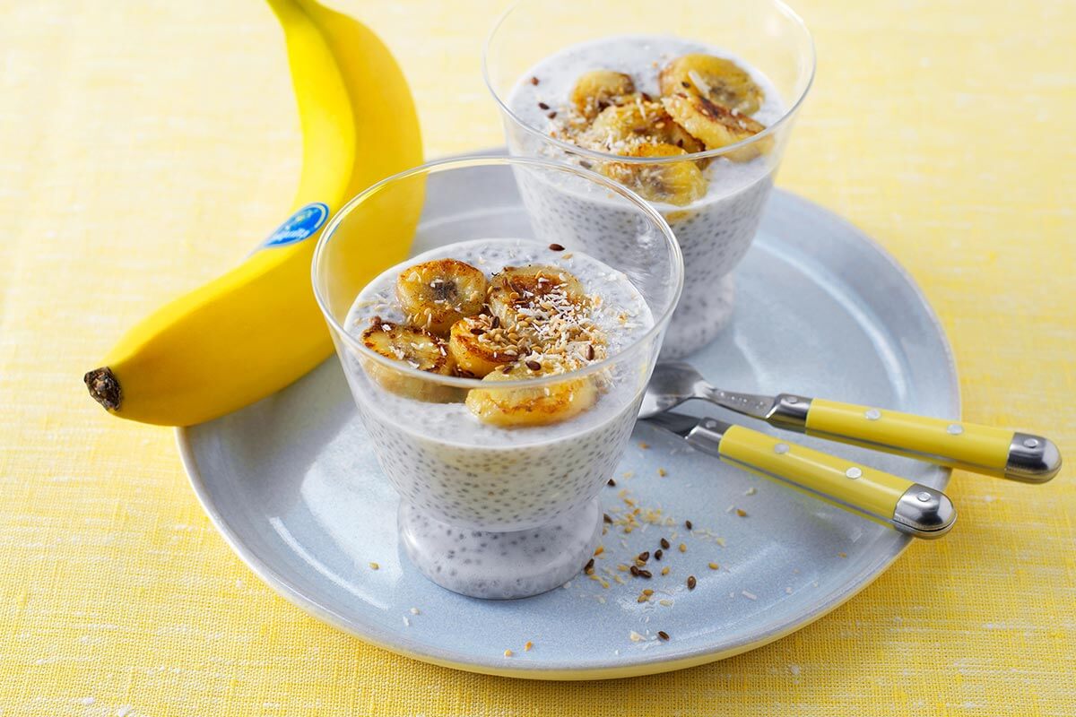 Chia-Pudding mit gebackenen Bananen und Kokosnussraspeln