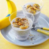 Chia-Pudding mit gebackenen Bananen und Kokosnussraspeln