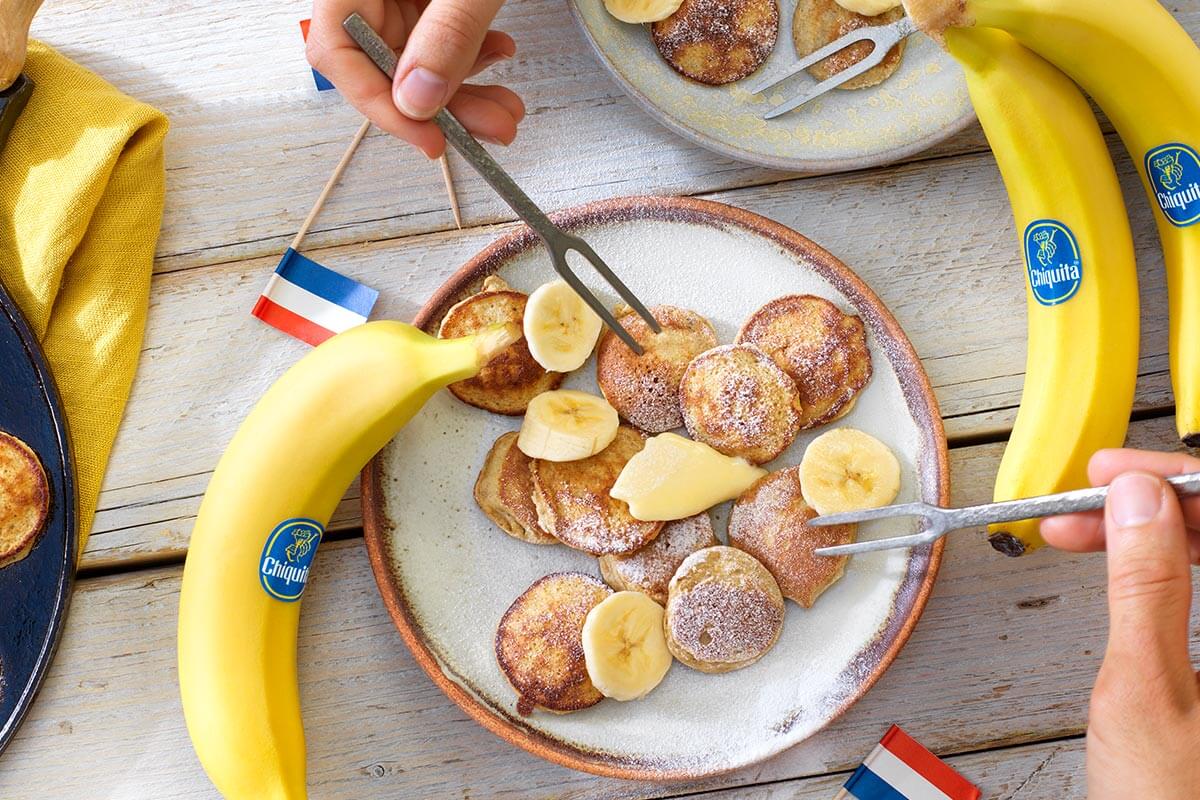 Holländische Buchweizen-Poffertjes (Mini-Pfannkuchen) mit Chiquita Bananen