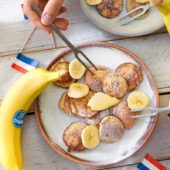 Holländische Buchweizen-Poffertjes (Mini-Pfannkuchen) mit Chiquita Bananen