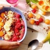 Smoothie Bowl mit Chiquita Bananen, Himbeeren, Melonen und Nüssen