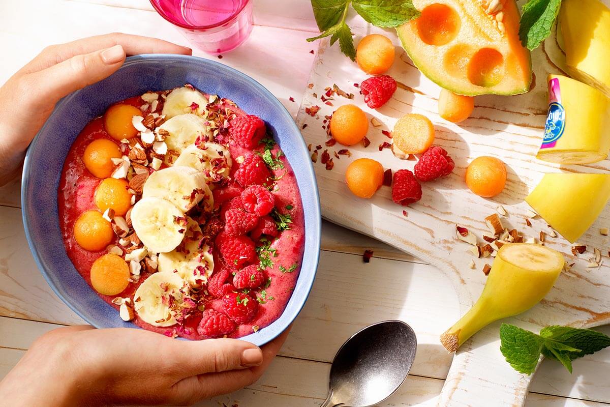 Smoothie Bowl mit Chiquita Bananen, Himbeeren, Melonen und Nüssen