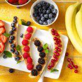 Chiquita Bananasplit- die gesunde Frühstücksidee mit roten Früchten und Erdnussbutter
