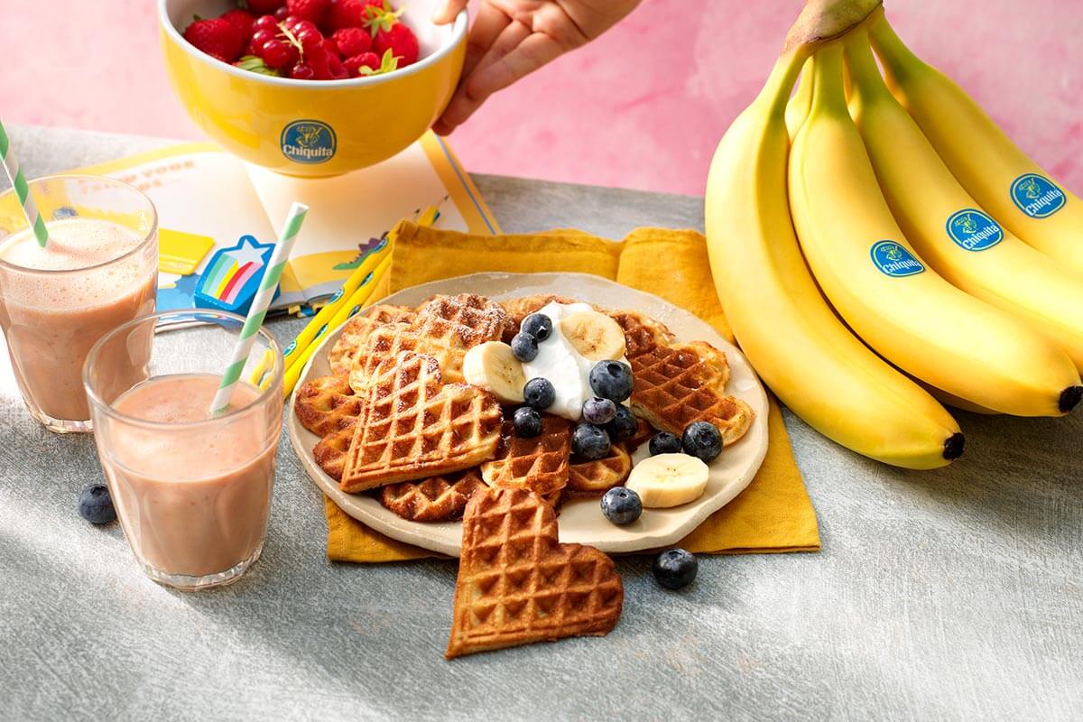 Chiquita Bananenwaffeln mit Blaubeeren und Schlagsahne