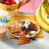 Chiquita Bananenwaffeln mit Blaubeeren und Schlagsahne