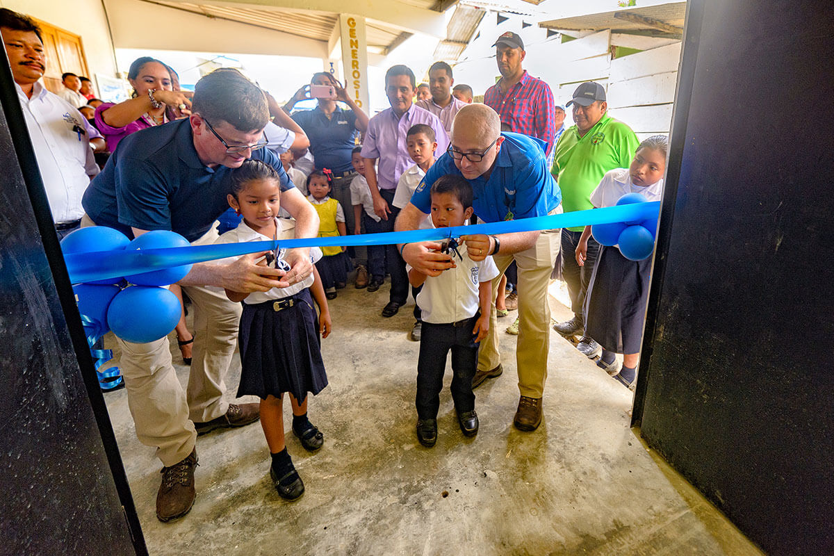 Chiquita spendet einen Speisesaal für 330 Schüler der Barranco Medio Schule in Bocas del Toro.