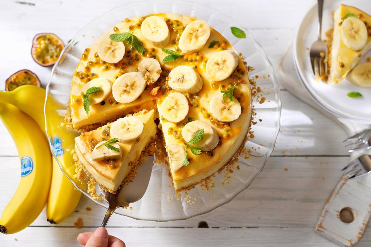 Einfacher Käsekuchen mit Chiquita Bananen, Passionsfrucht und Minze