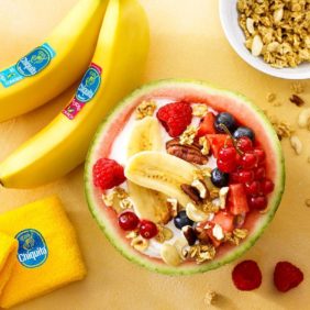 Obstsalat in Wassermelone mit Joghurt, Chiquita Bananen und roten Früchten