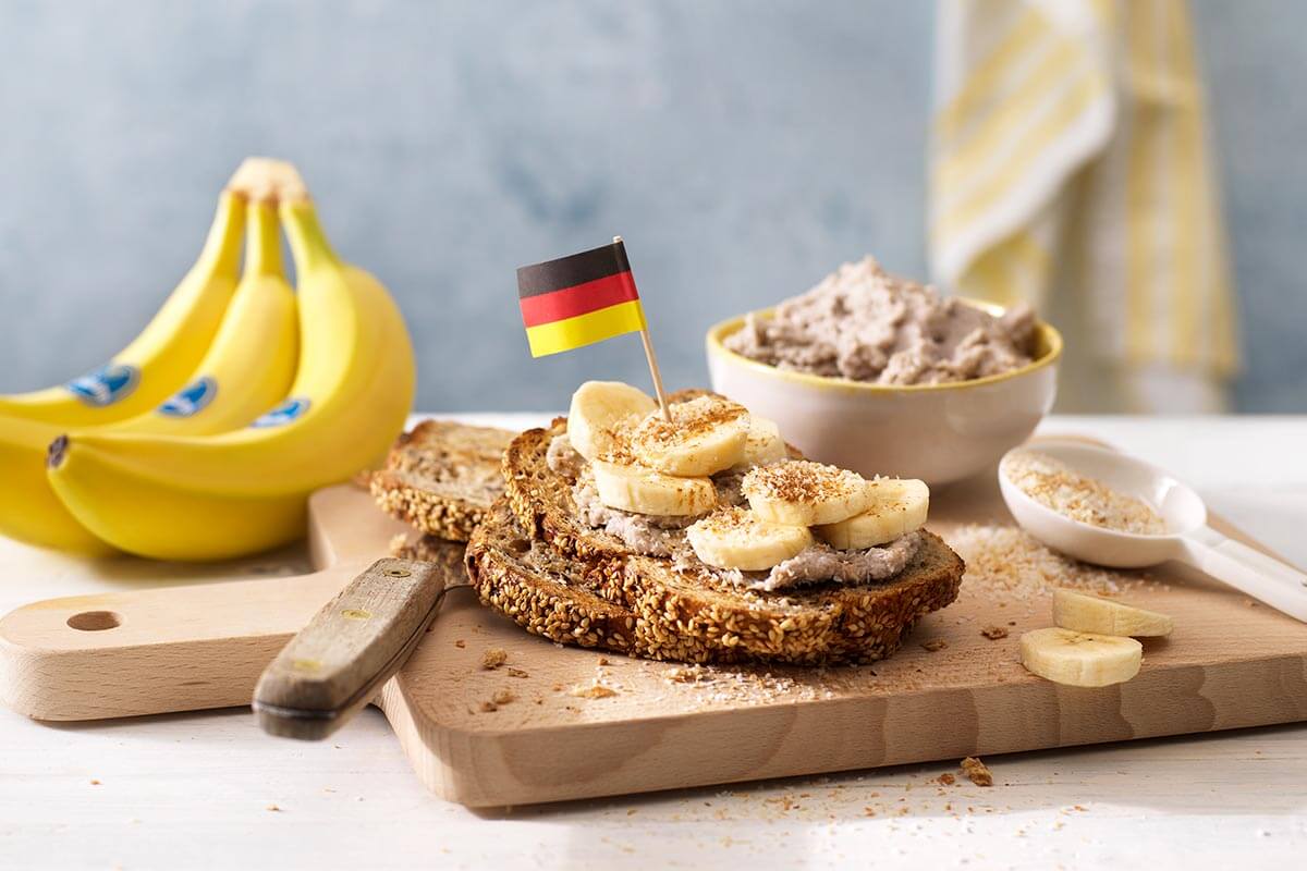 Vollkornbrot mit Chiquita Bananen und Kokosraspeln