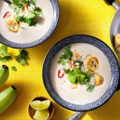 Gesunde thailändische Curry-Kokos-Suppe mit Chiquita Bananen