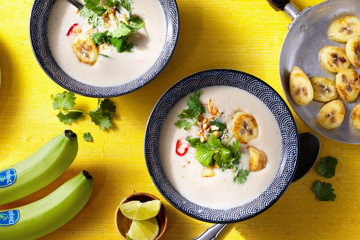 Gesunde thailändische Curry-Kokos-Suppe mit Chiquita Bananen