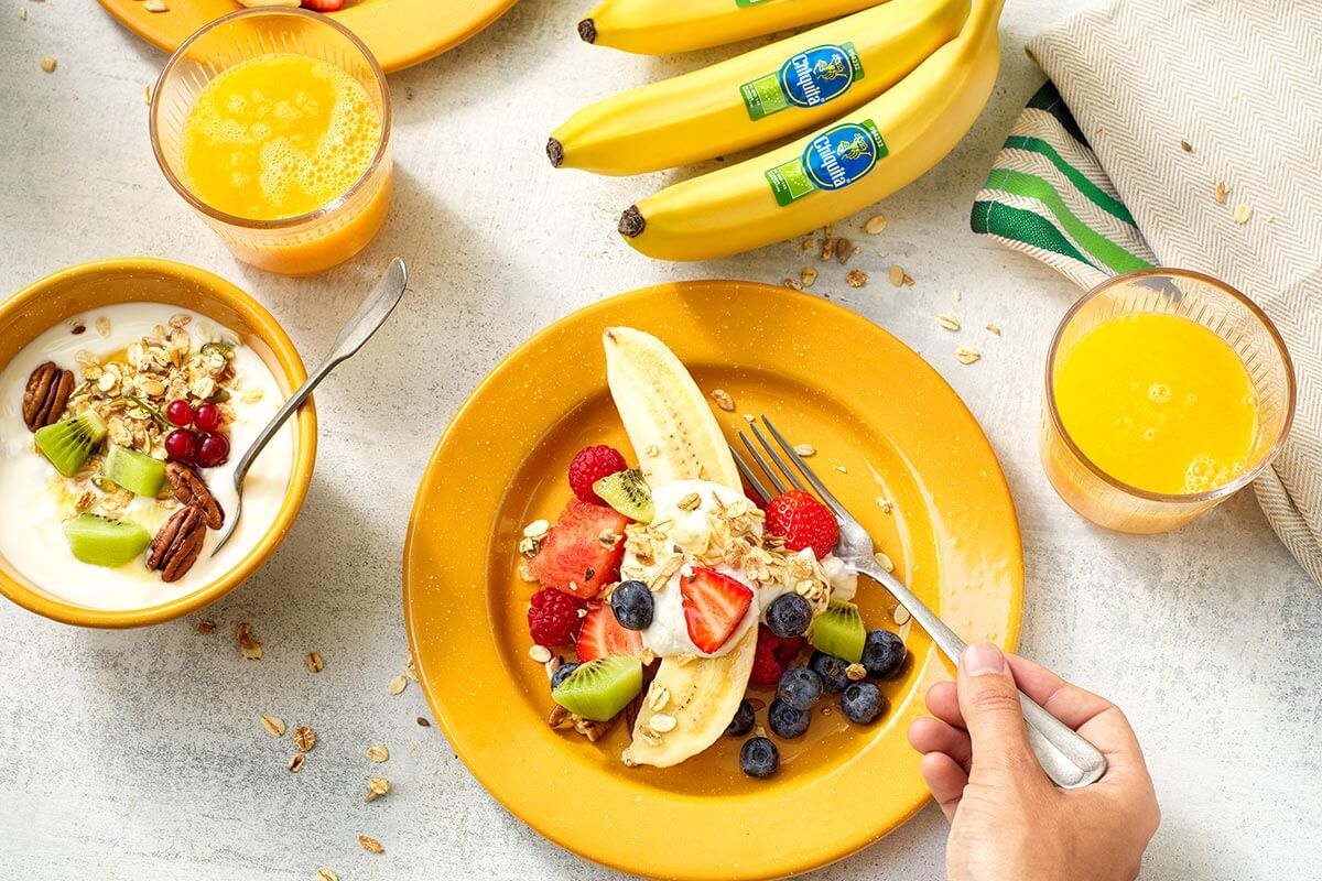 Gesunder Obstsalat mit Chiquita Banane und Knuspermüsli-Bananenjoghurt