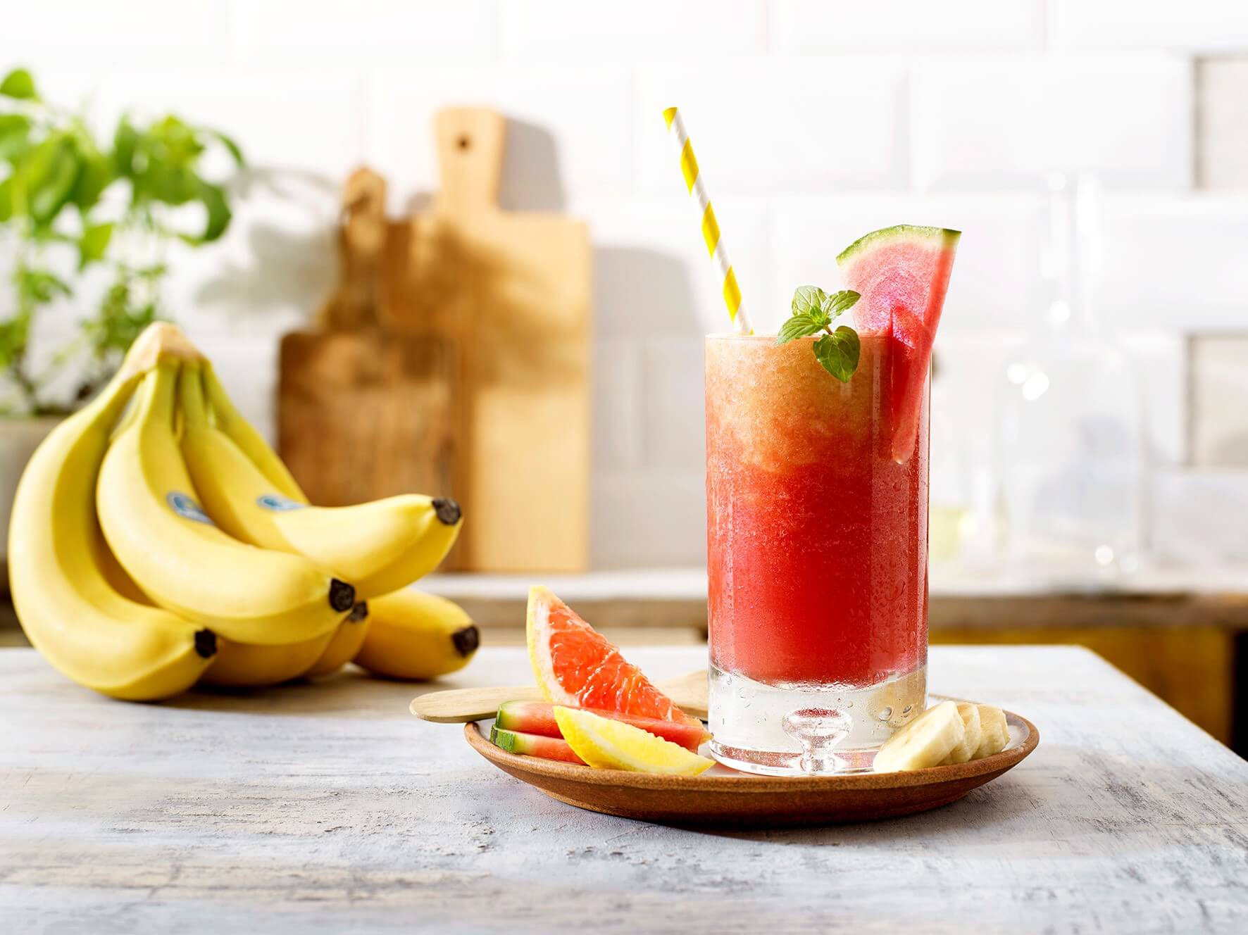 Pink-Sunrise-Mocktail mit Chiquita Bananen und Wassermelone