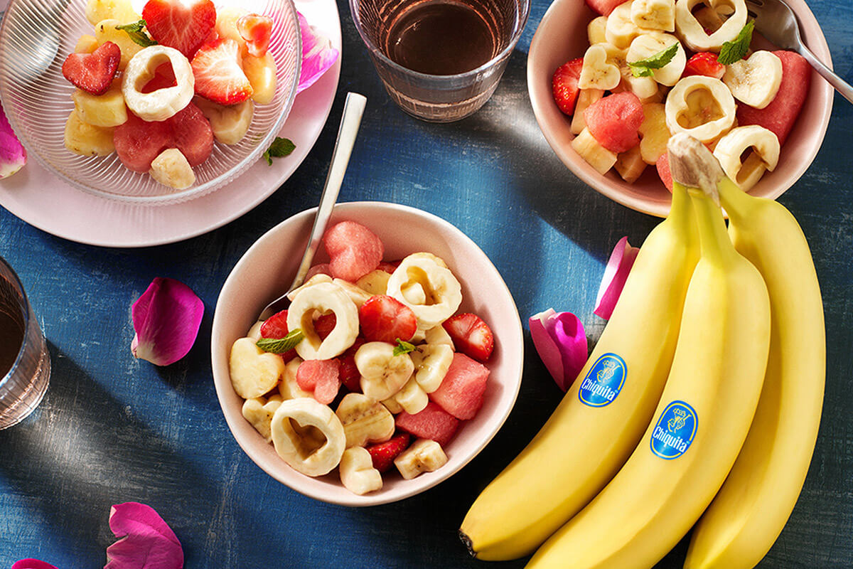 Herzförmiger Obstsalat zum Valentinstag mit Chiquita Banane und Wassermelone