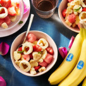 Herzförmiger Obstsalat zum Valentinstag mit Chiquita Banane und Wassermelone