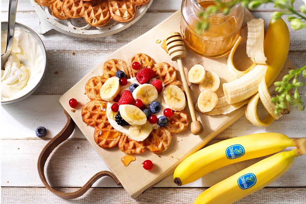 Hausgemachte Vollkornwaffeln mit Chiquita Bananen und roten Früchten