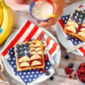 Erdnussbutter-Marmeladen-Sandwich mit Chiquita Banane und Blaubeeren