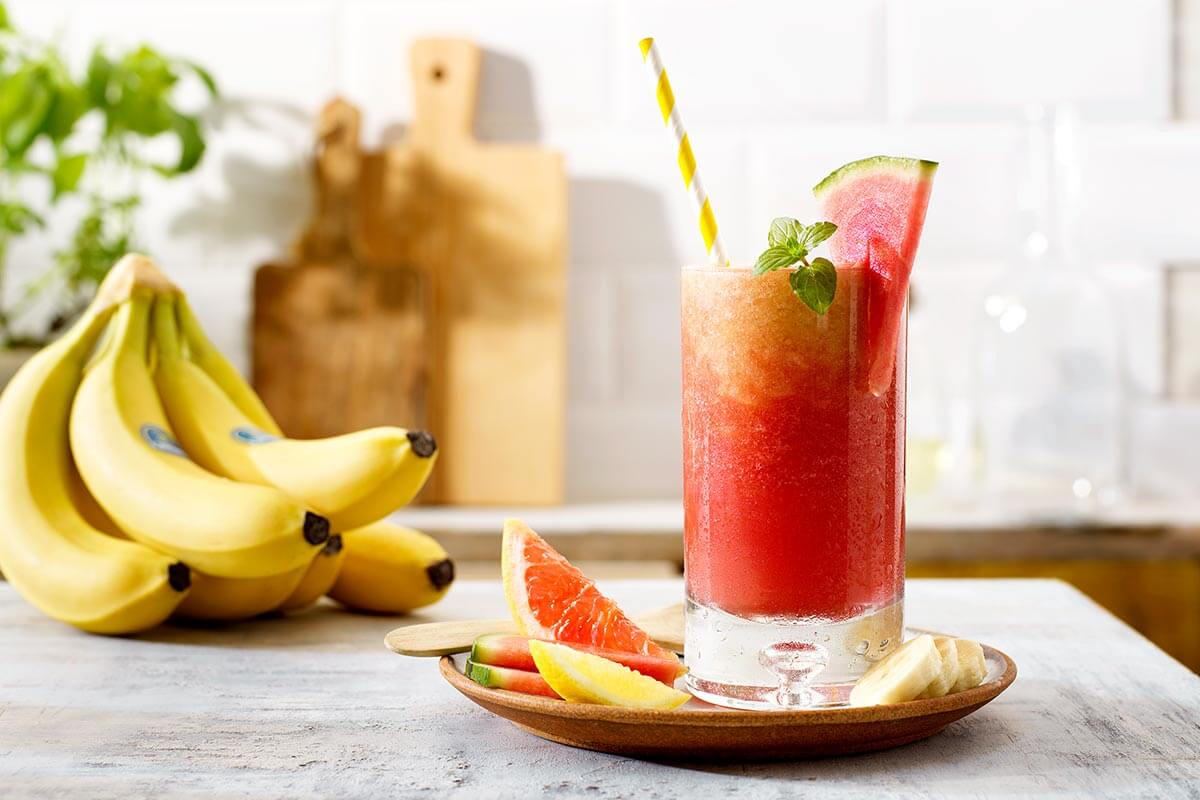 Pink Sunrise Mocktail mit Chiquita Bananen und Wassermelone