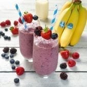 Schneller Smoothie aus Chiquita Bananen und Beeren