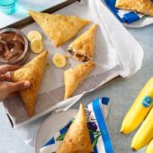 Schnelle griechische Schokoladen-Calzone mit Chiquita Bananen und Nüssen