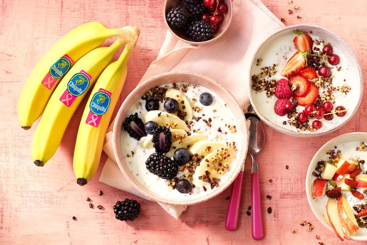 Quinoa-Frühstücks-Bowl mit Chiquita Banane, griechischem Joghurt, Apfel, rotem Obst und Kakaoraspeln