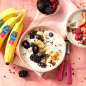 Quinoa-Frühstücks-Bowl mit Chiquita Banane, griechischem Joghurt, Apfel, rotem Obst und Kakaoraspeln