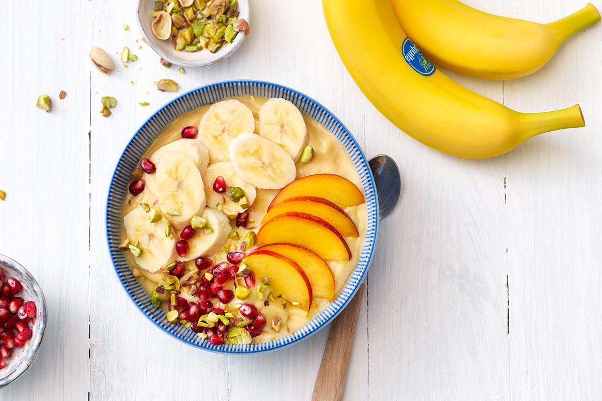 Bananen-Smoothie-Bowl mit Nektarinen und Granatapfelkernen