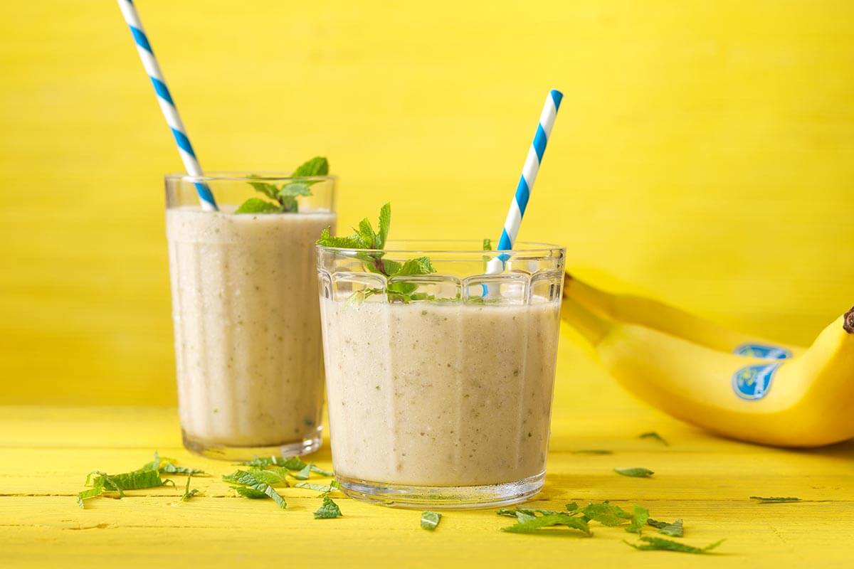 Smoothie mit Bananen, Ananas, Minze, Zitrone und Hafermilch