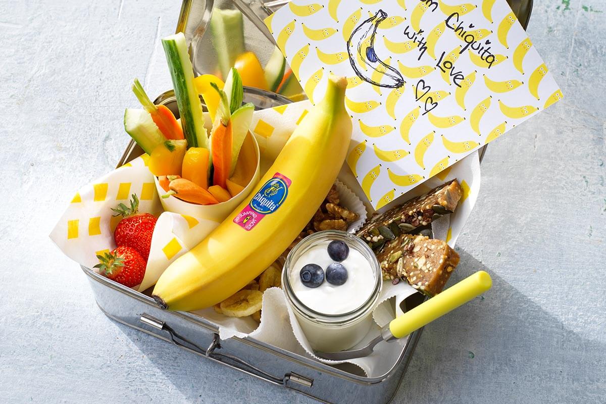 Snackbox mit Chiquita Bananenchips, Gemüse, Obst und Nüssen