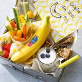 Snackbox mit Chiquita Bananenchips, Gemüse, Obst und Nüssen