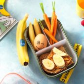 Snackbox mit Chiquita Bananen-Sandwich, Ei und frischem Gemüse