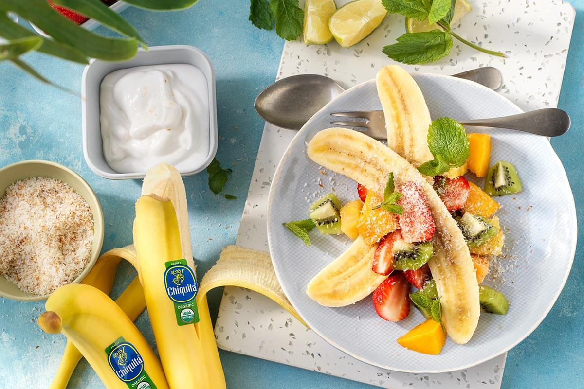 Tropischer Chiquita Bio-Bananensplit mit Kokosnuss und Minze