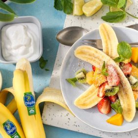 Tropischer Chiquita Bio-Bananensplit mit Kokosnuss und Minze