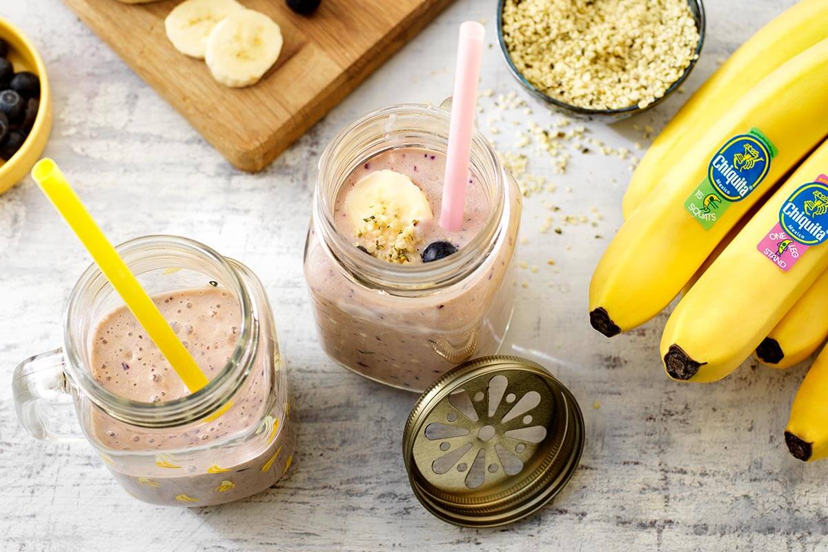 Vanille-Proteinshake mit sehr reifen Chiquita Bananen