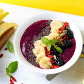 Vegane Smoothie-Schale mit Chiquita Banane und roter Beete