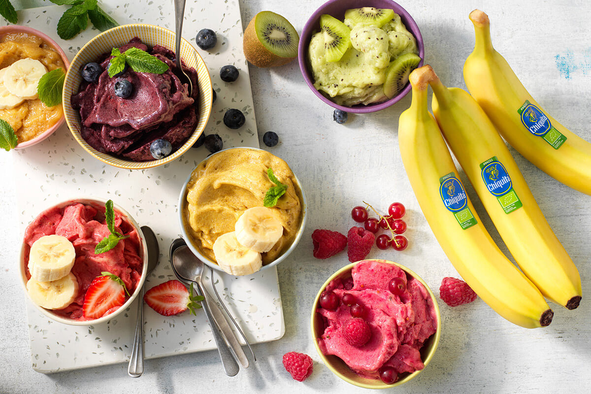 Veganes Eis mit Chiquita Banane, Matcha, Kiwi und Beeren