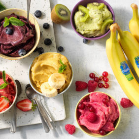 Veganes Eis mit Chiquita Banane, Matcha, Kiwi und Beeren