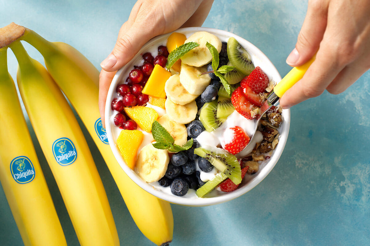 Vegane Regenbogenschale mit Chiquita Bananen und frischen Früchten