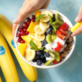Vegane Regenbogenschale mit Chiquita Bananen und frischen Früchten