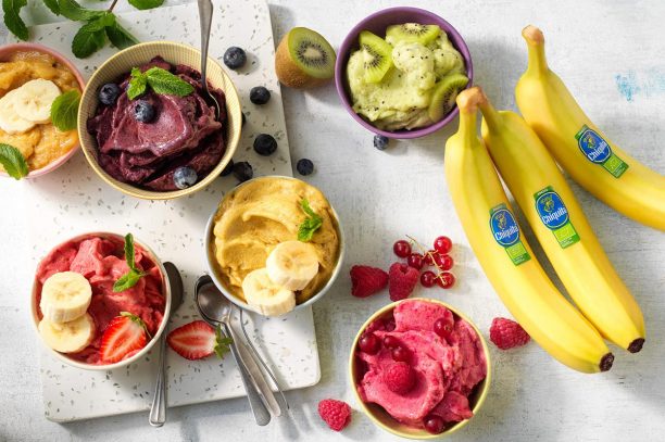 Veganes Eis mit Chiquita Banane, Matcha, Kiwi und Beeren