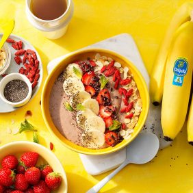 Protein-Smoothie-Bowl mit Erdbeeren und Chiquita Banane für wachen Verstand