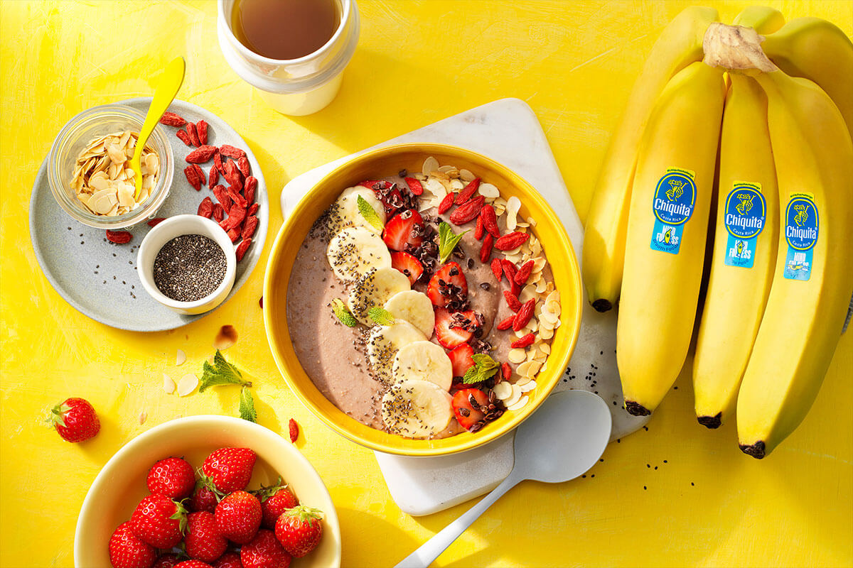 Protein-Smoothie-Bowl mit Erdbeeren und Chiquita Banane für wachen Verstand
