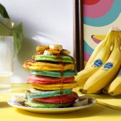 Bunte, fluffige Pancakes mit Chiquita Bananen